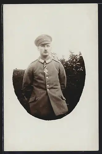 Foto-AK Soldat Dillikin in Feldgrau Gardeuniform mit Orden Eisernes Kreuz, im Felde 1916
