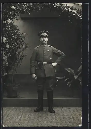 Foto-AK Uffz in Uniform mit Eisernes Kreuz und Pistolentasche