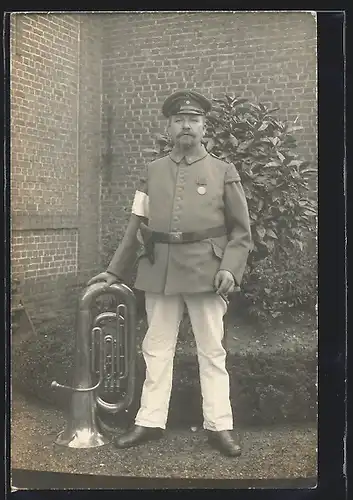 Foto-AK Soldat in Musiker Uniform Rgt. 6 mit Armbinde und Pistolentasche, Orden an der Brust, nebst seiner Tuba