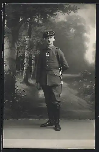 Foto-AK Soldat in Uniform mit Orden Eisernes Kreuz, Bajonett mit Portepee, Ledergamaschen