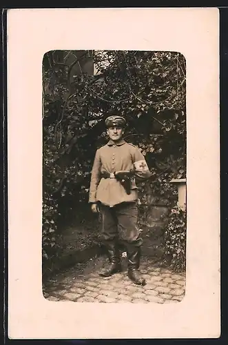 Foto-AK Sanitäter in Feldgrau Bluse mit Rotkreuz Armbinde und Pistolentasche