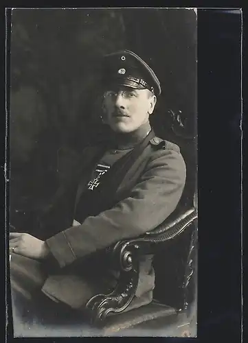 Foto-AK verwundeter Soldat in Feldgrau Uniform mit Eisernes Kreuz Orden, Armschlinge