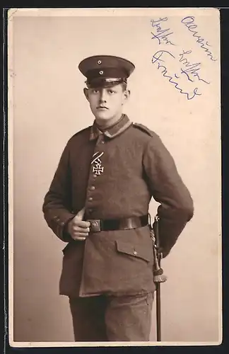 Foto-AK junger Uffz. Albert in Feldgrau Uniform mit Eisernes Kreuz Orden, Bajonett mit Portepee