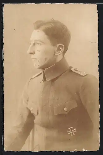 Foto-AK Offizier in Uniform mit Orden Eisernes Kreuz