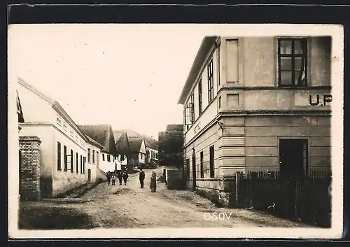 AK Osov, Strassenpartie mit Einwohnern