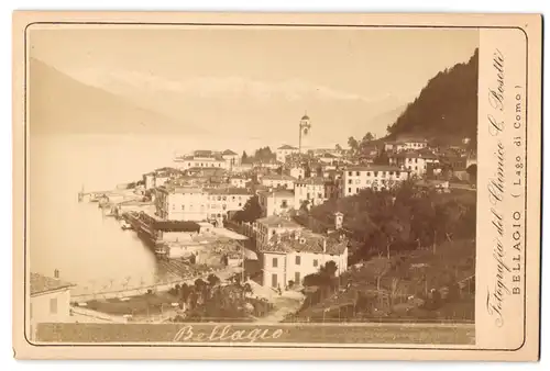Fotografie Chimici C. Bosetti, Bellagio, Ansicht Bellagio, Blick auf die Stadt mit Kirche