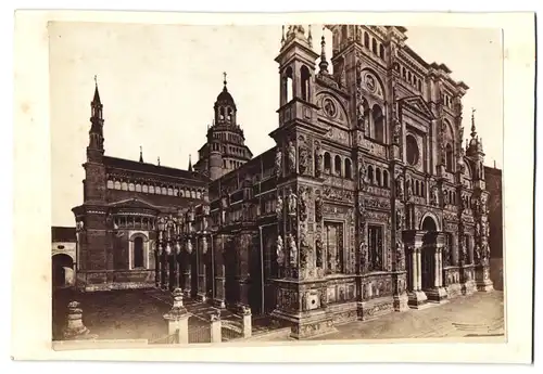 Fotografie unbekannter Fotograf, Ansicht Certosa di Pavia, Fassade der Kirche Madonna delle Grazie