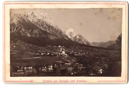 Fotografie unbekannter Fotograf, Ansicht Cortina, Blick nach dem Ort mit Sorapis und Antelau