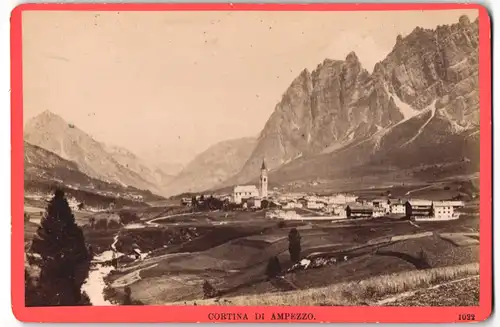 Fotografie Würthle & Spinnhirn, Salzburg, Ansicht Cortina di Ampezzo, Blick auf den Ort im Tal