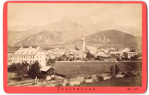 Fotografie Baldi & Würthle, Salzburg, Ansicht Saalfelden, Blick auf die Stadt mit Bergpanorama