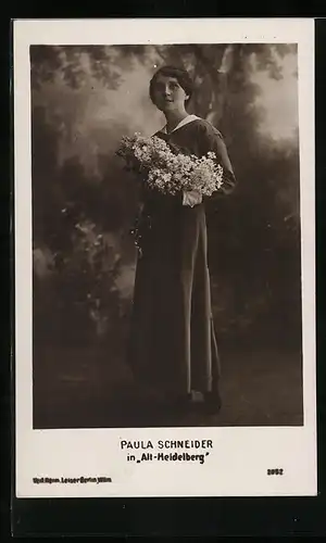 AK Schauspielerin Paula Schneider in Alt-Heidelberg mit Blumen