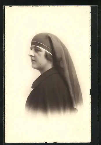 Präge-AK Portrait einer Geistlichen in Nonnentracht