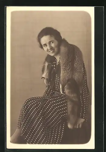 Foto-AK Frau im gepunkteten Kleid mit Fuchs-Pelz