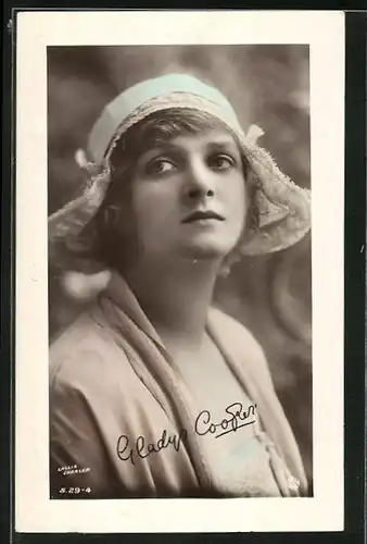 Präge-AK Schauspielerin Gladys Cooper mit Hut