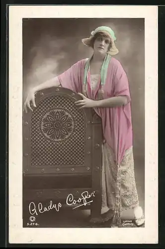 Präge-AK Schauspielerin Gladys Cooper im bunten Kleid