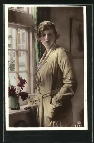 AK Schauspielerin Gladys Cooper steht am Fenster