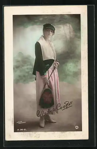 Präge-AK Schauspielerin Gladys Cooper mit Hut und Tasche