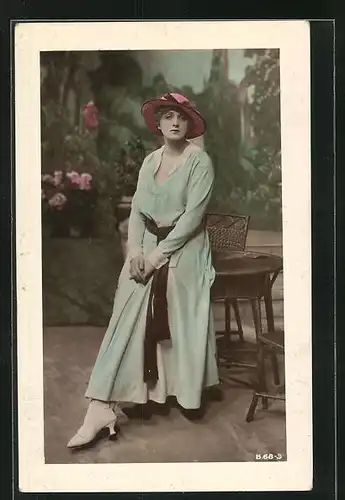 Präge-AK Schauspielerin Gladys Cooper im hellblauen Kleid mit Hut