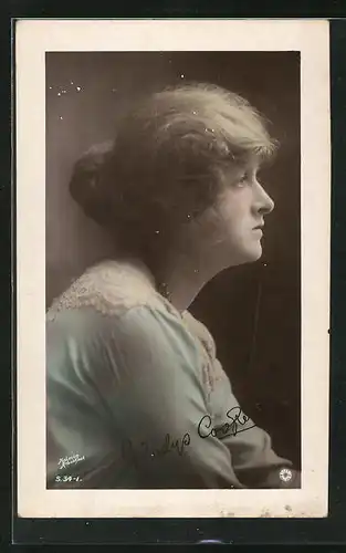 AK Schauspielerin Gladys Cooper im Kleid mit zusammengestecktem Haar