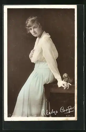 AK Schauspielerin Gladys Cooper in weisser Bluse mit blauer Hose