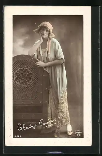AK Schauspielerin Gladys Cooper in Sonntagskleidung