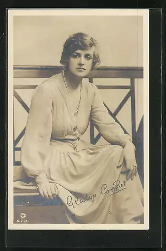 AK Schauspielerin Gladys Cooper mit Halskette