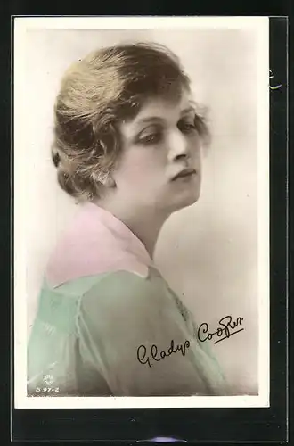 AK Schauspielerin Gladys Cooper in heller Bluse