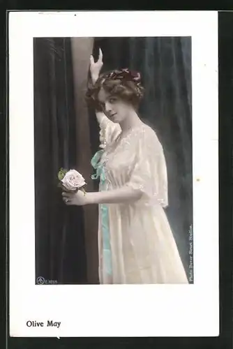 AK Schauspielerin Olive May im Kleid mit Rose