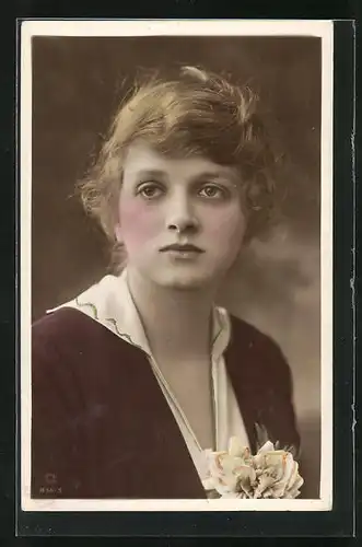 AK Schauspielerin Gladys Cooper in dunkler Bluse mit Rose