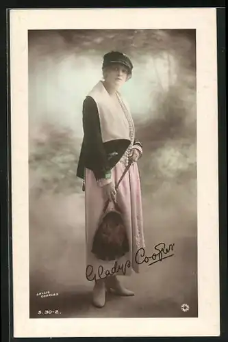 AK Schauspielerin Gladys Cooper im Kleid mit Handtasche