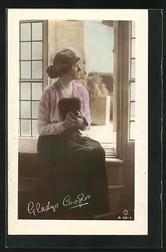 AK Schauspielerin Gladys Cooper in lilaner Bluse