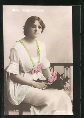 AK Schauspielerin Gladys Cooper im Kleid mit Rosen