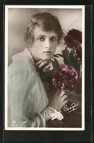 AK Schauspielerin Gladys Cooper im Kleid mit Rosen