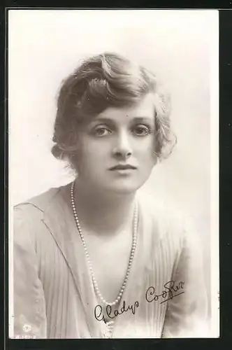 AK Schauspielerin Gladys Cooper mit Perlenkette