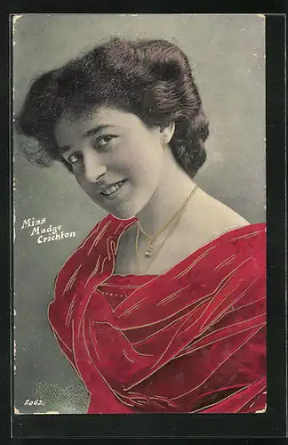 AK Schauspielerin Madge Crichton im roten Kleid mit Halskette