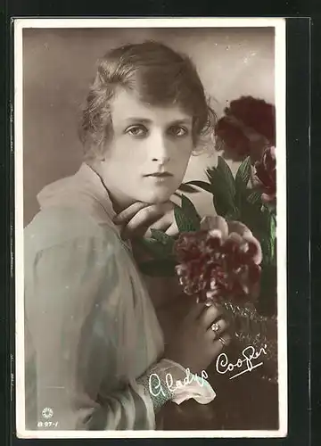 AK Schauspielerin Gladys Cooper mit floralem Gesteck