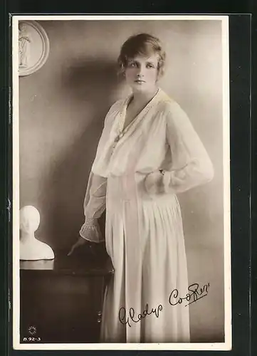 AK Schauspielerin Gladys Cooper im weissen Kleid