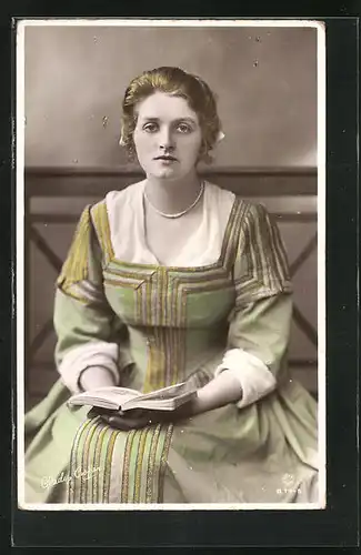 AK Schauspielerin Gladys Cooper im Gewand einer Magd