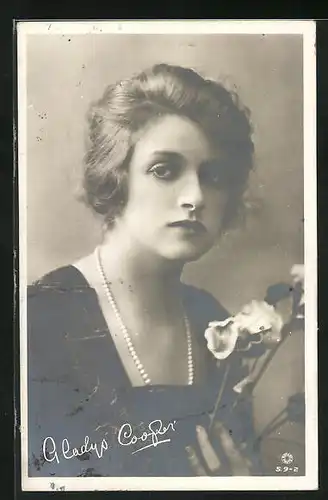 AK Schauspielerin Gladys Cooper mit Perlenkette