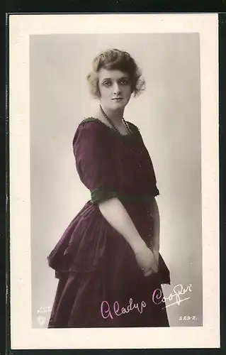 AK Schauspielerin Gladys Cooper im burgunderfarbenen Gewand