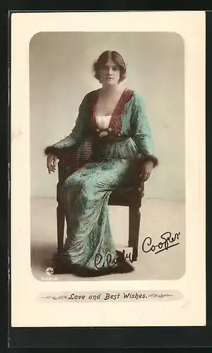 AK Schauspielerin Gladys Cooper in feinem Kleid auf Stuhl sitzend