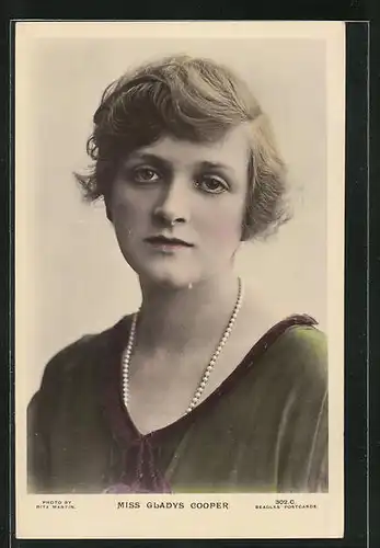 AK Schauspielerin Gladys Cooper mit Perlenkette