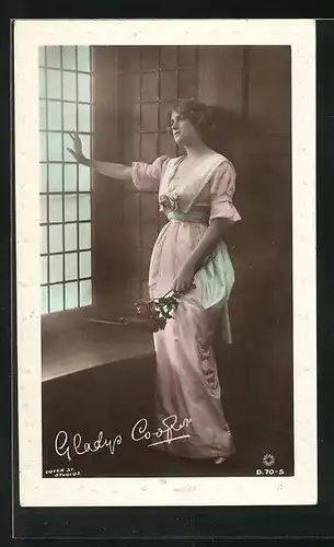 AK Schauspielerin Gladys Cooper blickt sehnsüchtig aus dem Fenster