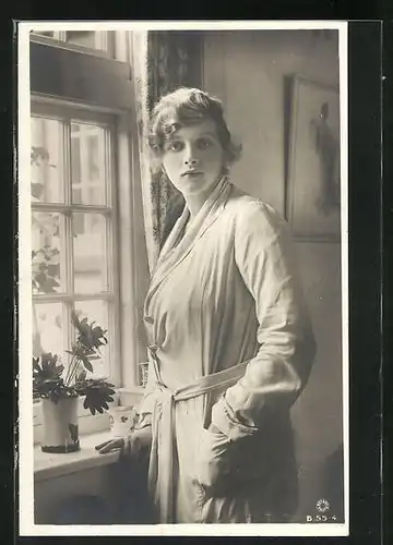 AK Schauspielerin Gladys Cooper im Morgenmantel am Fenster