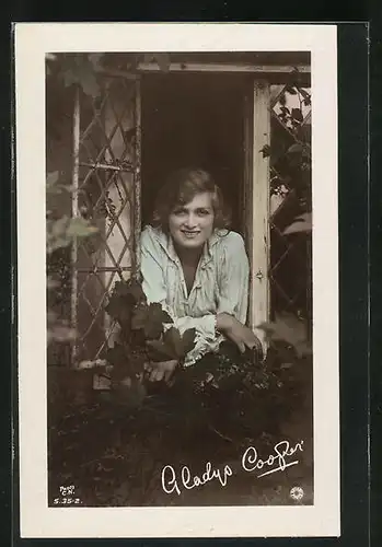 AK Schauspielerin Gladys Cooper lächelt aus dem Fenster