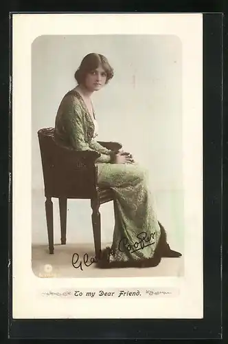 AK Schauspielerin Gladys Cooper im grünen Gewand auf Stuhl sitzend