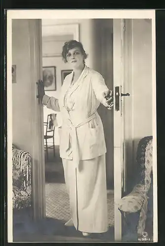 AK Schauspielerin Gladys Cooper im Morgenmantel