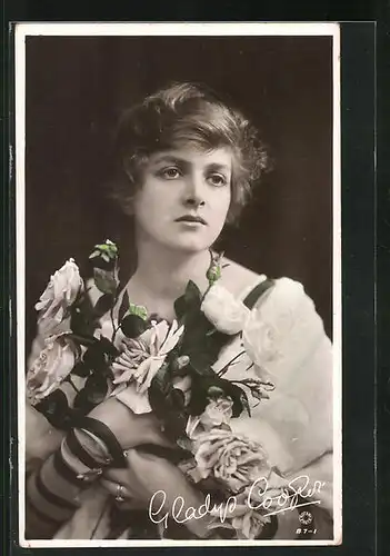 AK Schauspielerin Gladys Cooper sehnsüchtig mit Blumengesteck