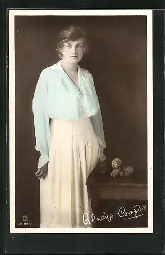 AK Schauspielerin Gladys Cooper in hellblauer Bluse