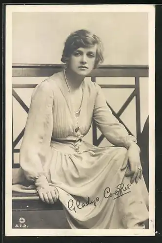 AK Schauspielerin Gladys Cooper mit ernstem Gesicht